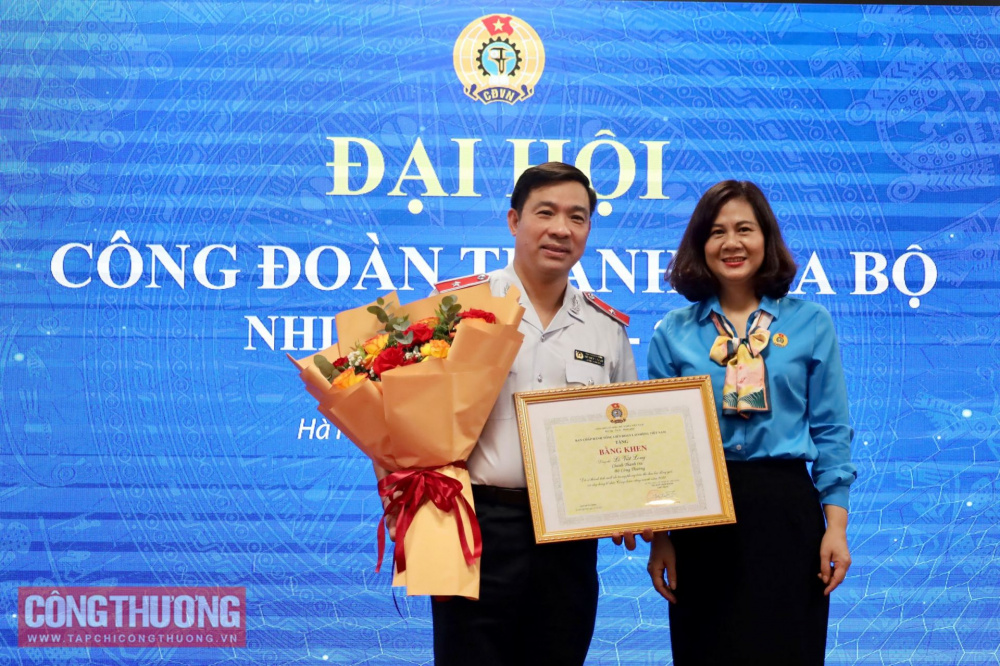 Đồng chí Nguyễn Minh Huệ trao tặng bằng khen của Tổng Liên đoàn Lao động Việt Nam cho đồng chí Lê Việt Long