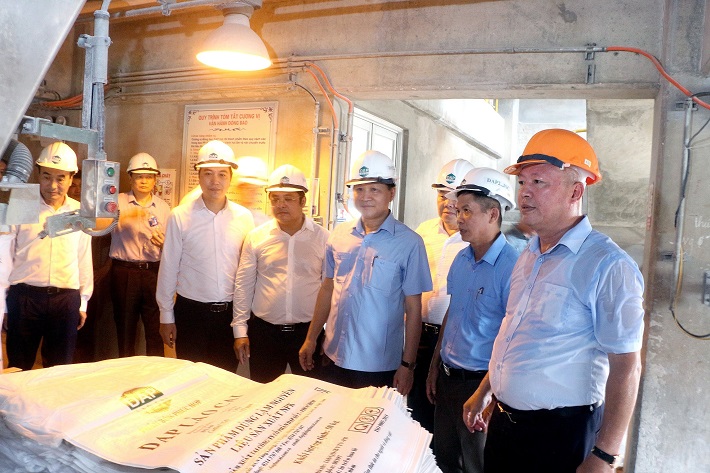 Phó Thủ tướng Cwin com đăng nhập Lê Minh Khái kiểm tra và làm việc tại DAP số 2 - Vinachem