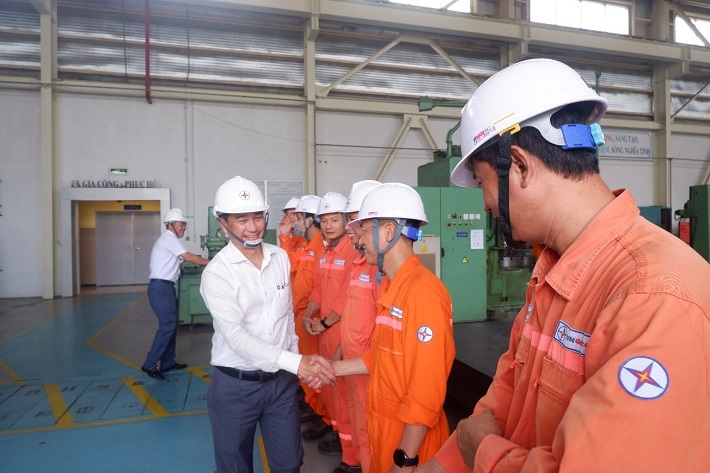 Tổng Giám đốc EVNGENCO3 và đoàn công tác tặng quà, động viên người Nền tảng hàng đầu cung cấp Cwin com tại Phân xưởng sửa chữa EPS tại Phú Mỹ