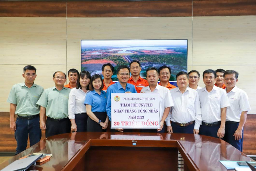 Trao quà tại Thủy điện Thác Mơ