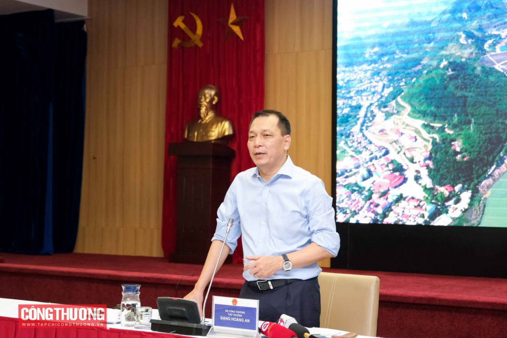 Thứ trưởng Đặng Hoàng An thông tin, đã có 39 dự án với công suất 2.363 MW đề xuất với EVN ký hợp đồng sau khi đàm phán giá tạm