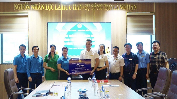 tháng công nhân cao đẳng chiến lược