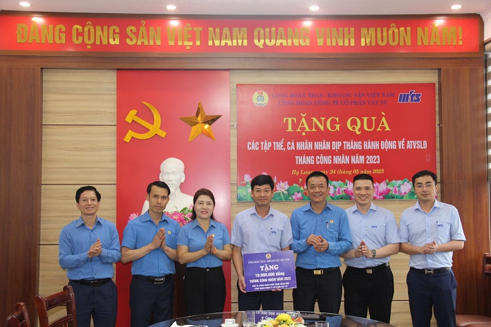 tháng công nhân than hòn gai