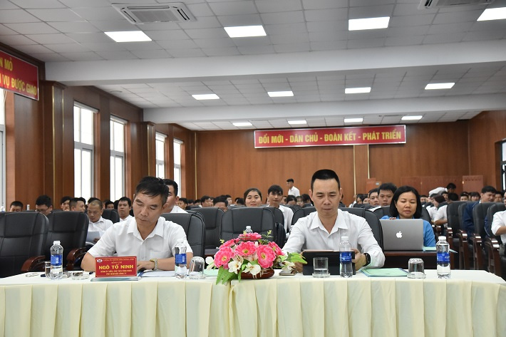 Các đại biểu về tham gia Hội thảo
