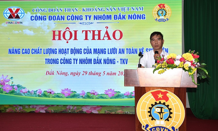 Ông Ngô Tố Ninh, Chủ tịch Công đoàn Công ty Nhôm Đắk Nông chủ trì, tập trung thảo luận một số vấn đề tại buổi Hội thảo
