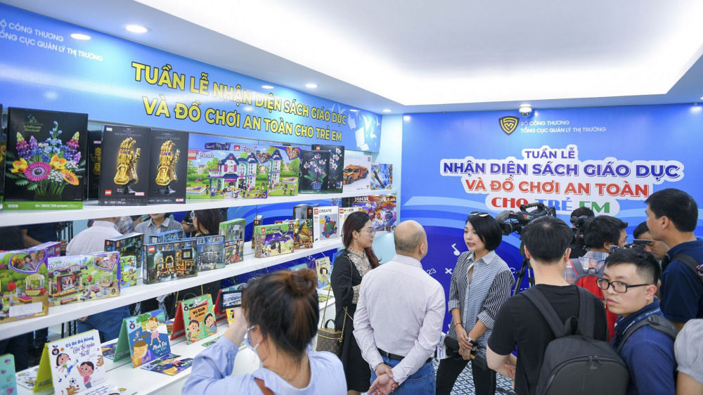 Sự kiện là một trong những hoạt động ý nghĩa, giúp khách tham quan, người M.Cwin800.com thể thao, casino live, bắn cá và slot nổ hũ trang bị những kiến thức, kỹ năng trong việc nhận diện đúng sách và đồ chơi an toàn cho trẻ em nhân ngày Quốc tế Thiếu nhi 1/6