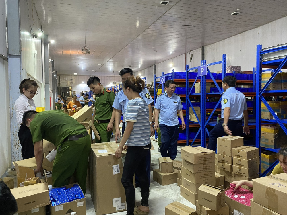 Kiểm tra, phát hiện kho chứa hàng ngàn điện thoại, máy tính bảng, đồng hồ nhập lậu