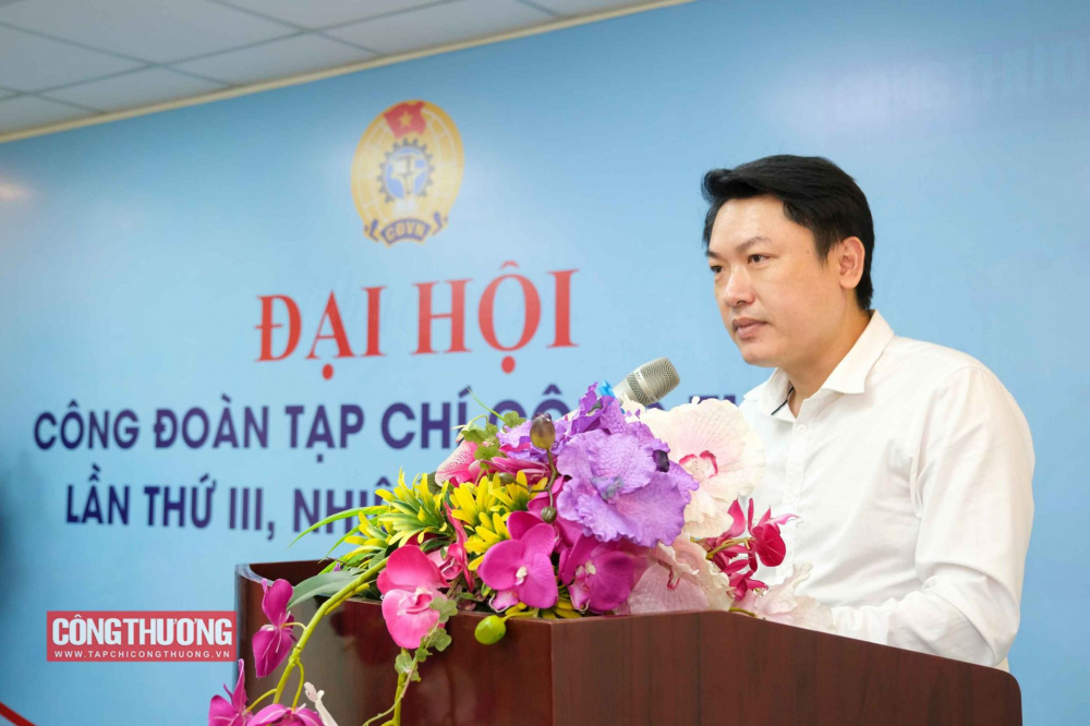 Đồng chí Nguyễn Thái Linh - Chủ tịch Công đoàn CWIN ✅ Nhà cái cờ bạc trực tuyến tốt nhất và Thương hiệu uy tín lên đọc Báo cáo kiểm điểm của BCH Công đoàn nhiệm kỳ 2018 - 2023