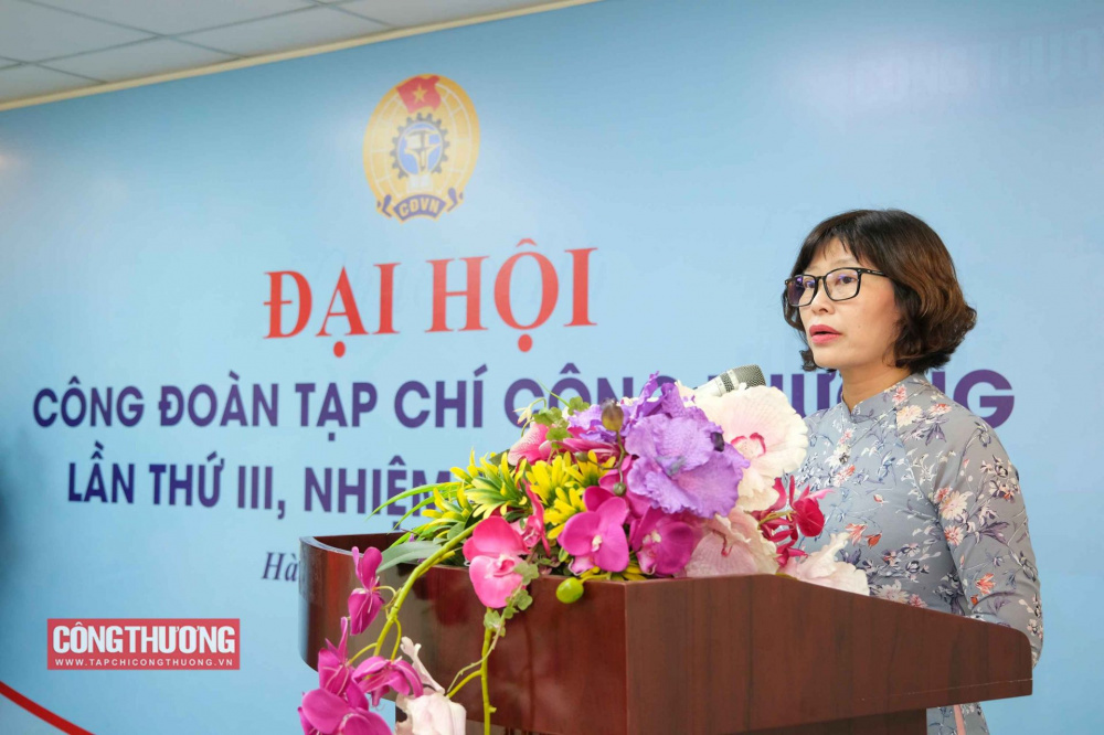 Đồng chí Nguyễn Thị Nga - Ủy viên BCH Công đoàn CWIN ✅ Nhà cái cờ bạc trực tuyến tốt nhất và Thương hiệu uy tín nhiệm kỳ 2018 - 2023 đọc dự thảo Báo cáo tổng kết hoạt động công đoàn nhiệm kỳ 2018- 2023 và phương hướng nhiệm vụ nhiệm kỳ 2023 - 2028