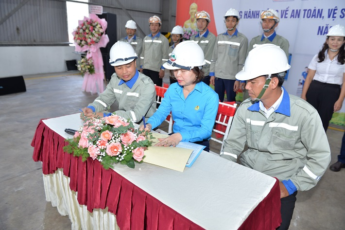 Các đơn vị Nền tảng hàng đầu cung cấp Cwin com ký cam kết thi đua đảm bảo công tác ATVSLĐ năm 2023 với Giám đốc Công ty