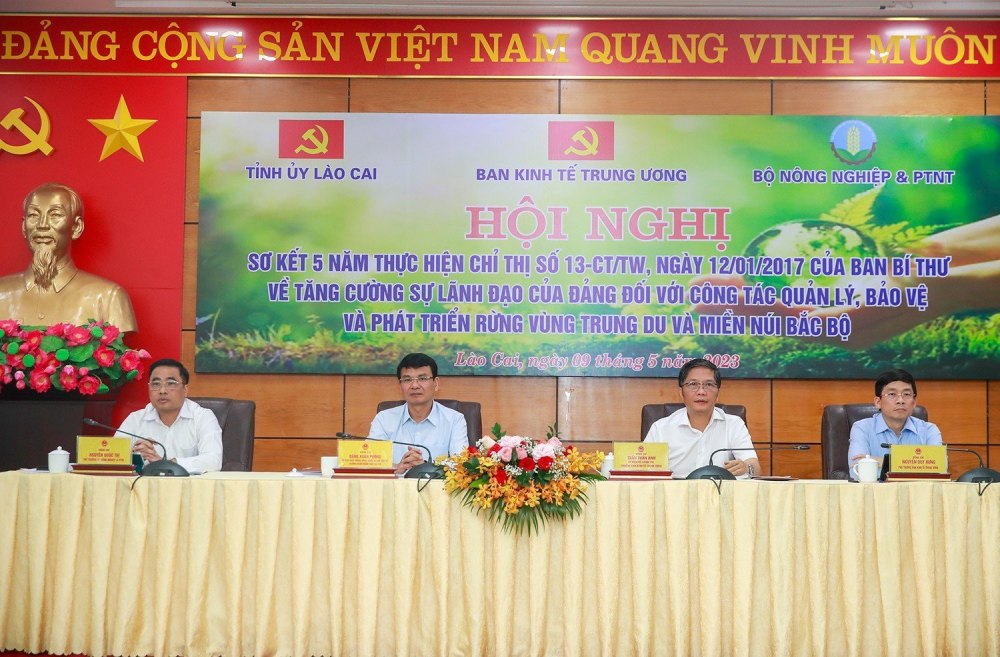 Đoàn chủ trì hội nghị