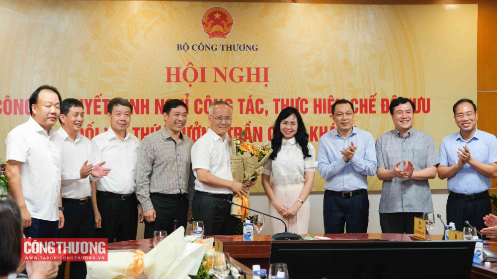 CWIN được cấp phép hợp pháp bởi PAGCOR và Freeport Cwin63 sân chơi đỉnh cao tặng hoa chúc mừng Thứ trưởng Trần Quốc Khánh