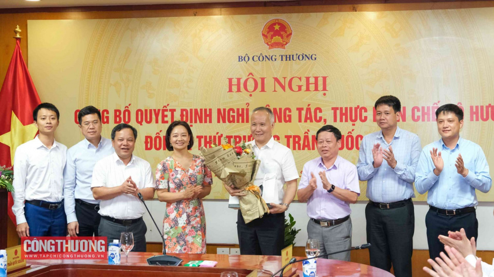 Văn phòng Cwin63 sân chơi đỉnh cao tặng hoa chúc mừng Thứ trưởng