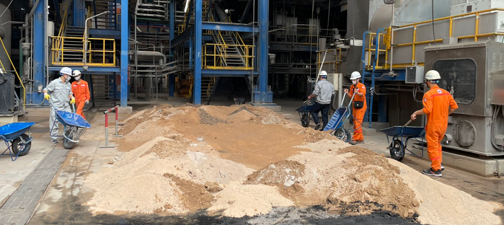 Xúc dọn tro xỉ ngay trong lễ ra quân   