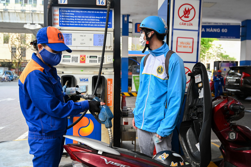 Giá xăng hôm nay (12/6) giữ nguyên so với kỳ điều hành trước, trong khi giá dầu dao động nhẹ 52-164 đồng tùy mặt hàng