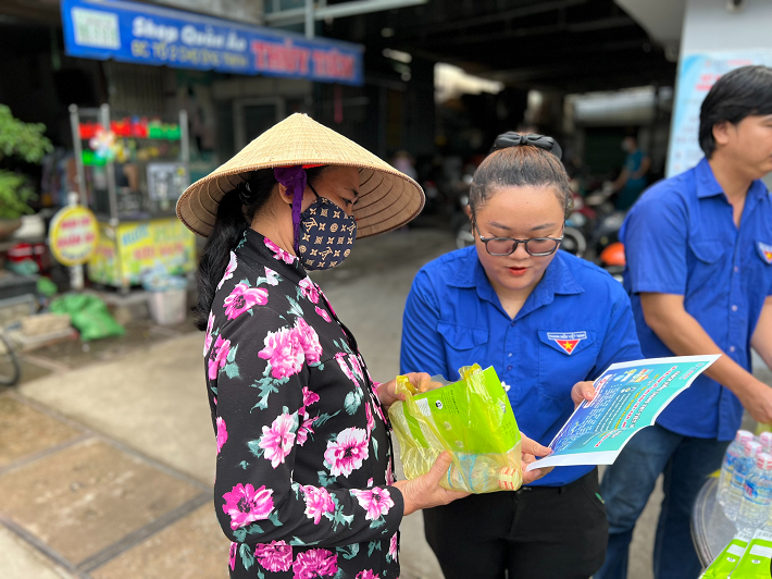 Đoàn Thanh niên tuyên truyền việc sử dụng điện tiết kiệm cho người dân