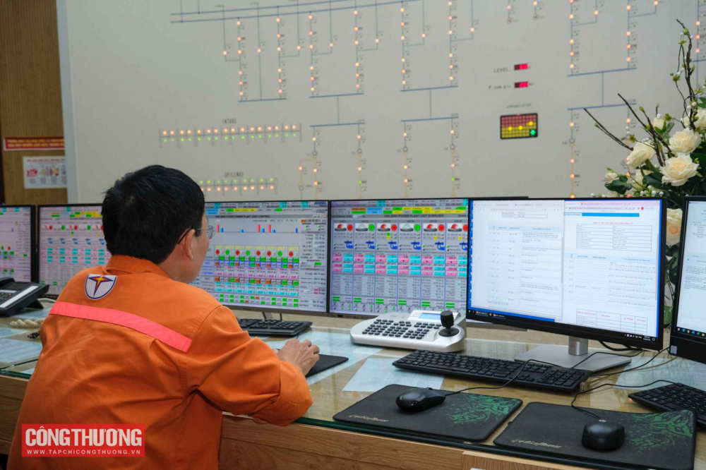 Áp lực đang đặt lên Thủy điện Hòa Bình nói chung và mỗi cán bộ công nhân viên trong ca trực tại nhà máy nói riêng đang là rất lớn