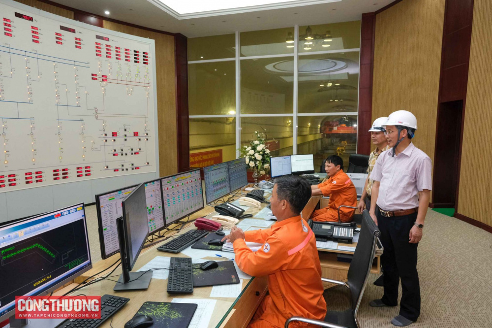 Áp lực đang đặt lên Thủy điện Hòa Bình nói chung và mỗi cán bộ công nhân viên trong ca trực tại nhà máy nói riêng đang là rất lớn