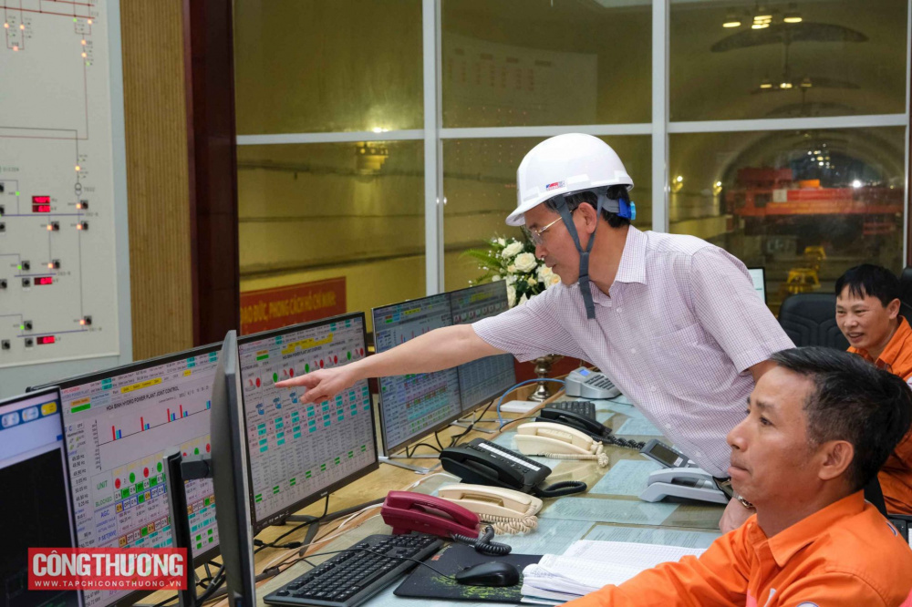 ... tuy nhiên, chỉ sau chưa đầy 30 phút, nhận "lệnh" từ A0, nhà máy đã lập tức khởi động thêm 2 tổ máy để tăng công suất, đáp ứng nhu cầu phụ tải