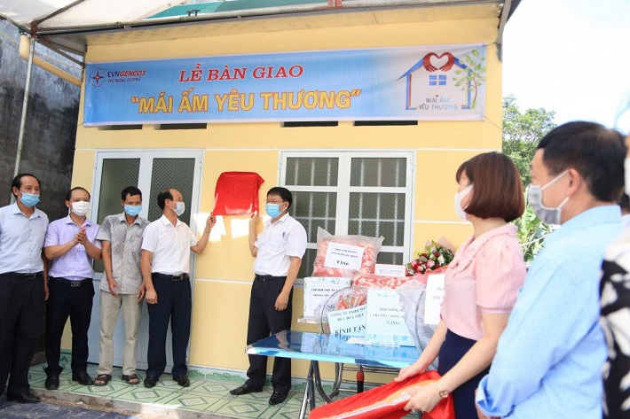 Lãnh đạo Công ty Nhiệt điện Mông Dương trao tặng căn nhà "Mái ấm tình thương" cho hộ gia đình có hoàn cảnh khó khăn tại khu 9, phường Mông Dương, TP.Cẩm Phả