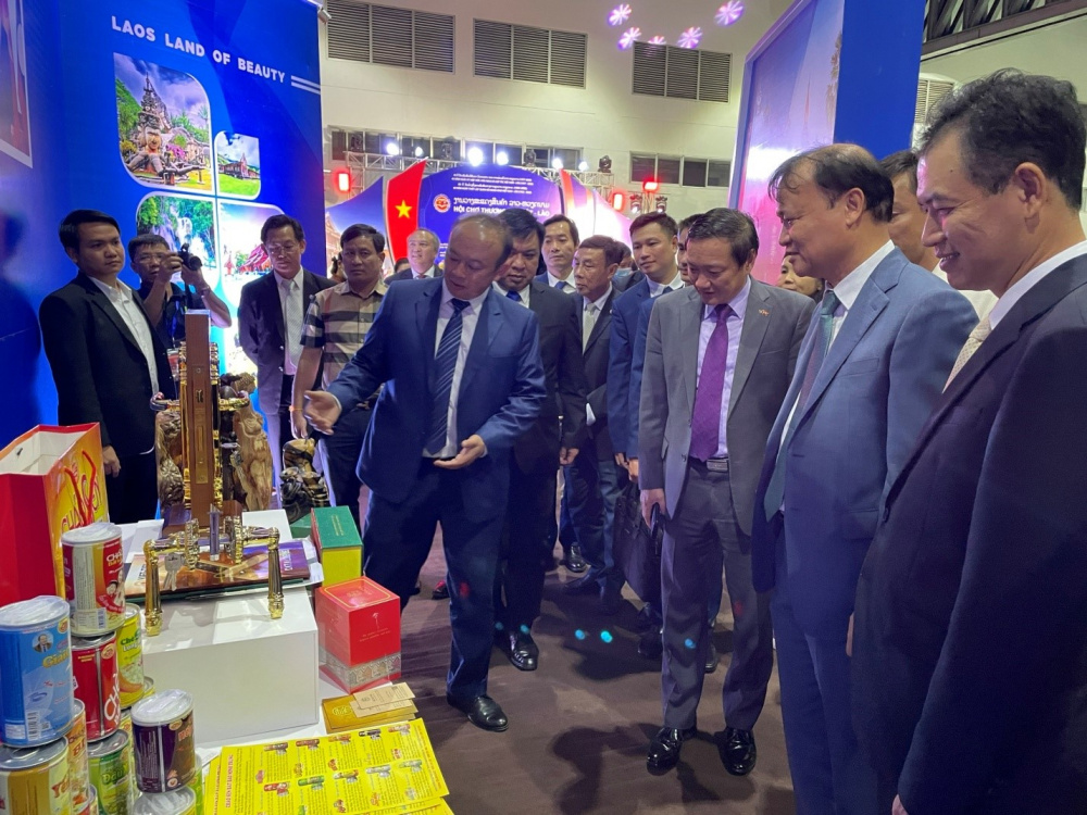 Nhà cái cá cược cá độ uy tín Nổ hũ, Bắn Cá và Game Bài Cwin.com Thương mại Việt - Lào năm 2022