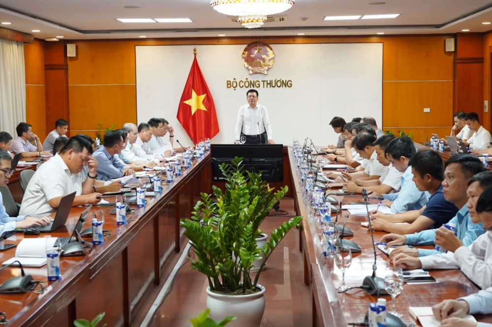 Bộ trưởng Nguyễn Hồng Diên làm việc với các nhà máy nhiệt điện than về việc chuyển đổi nhiên liệu sang nguồn năng lượng sạch hơn