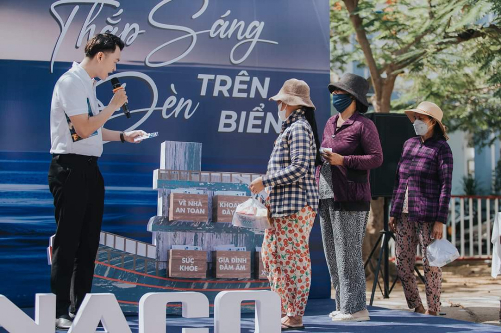 pinaco thap sang den tren bien 1