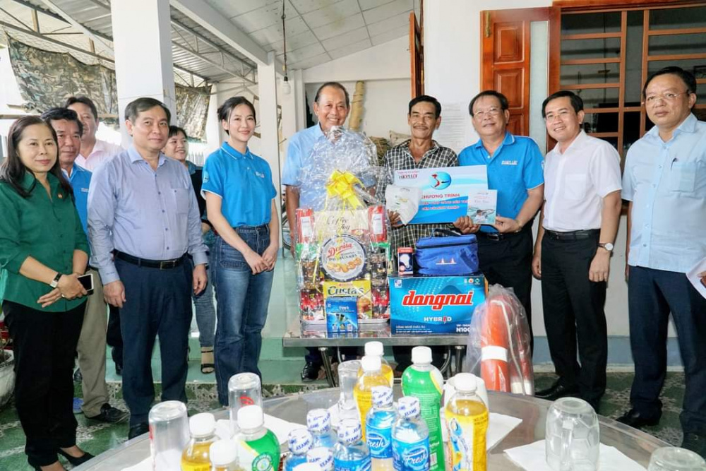 pinaco thap sang den tren bien 2
