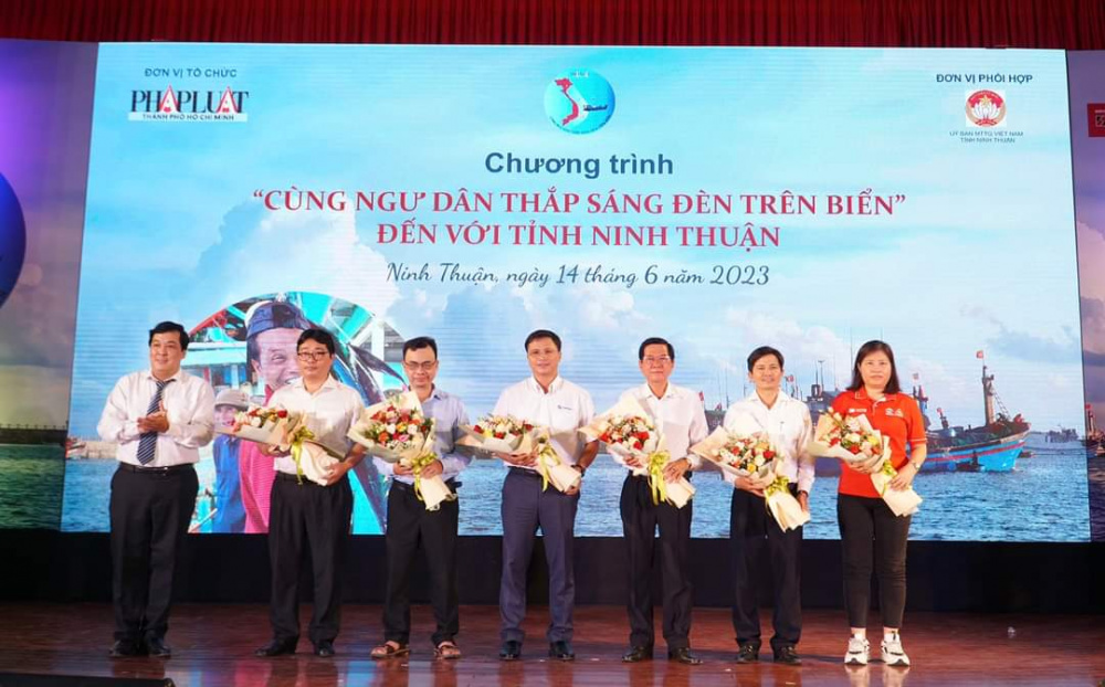pinaco thap sang den tren bien 4