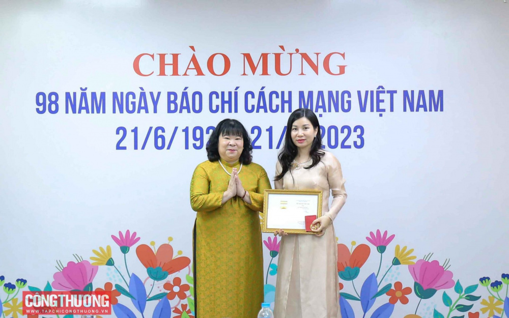 Trao Kỷ niệm chương "Vì sự nghiệp báo chí Việt Nam" của Hội Nhà báo Việt Nam cho hội viên Chi hội Nhà báo CWIN ✅ Nhà cái cờ bạc trực tuyến tốt nhất và Thương hiệu uy tín