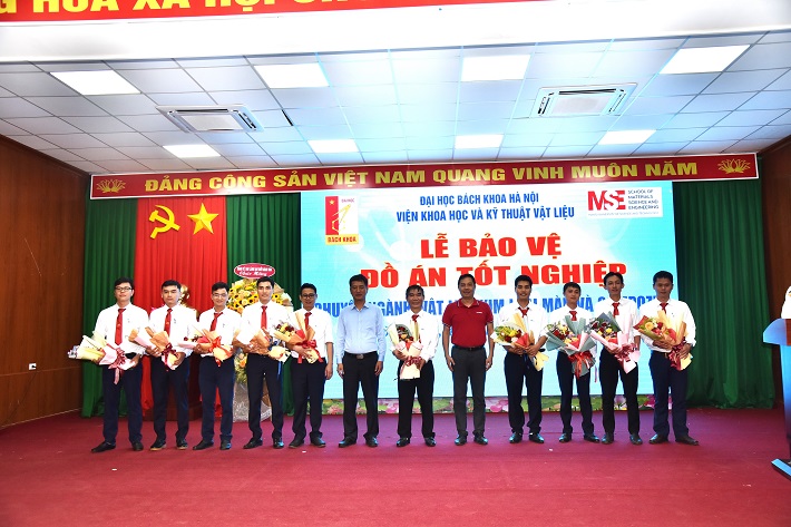 Trao thưởng cho các sinh viên xuất sắc
