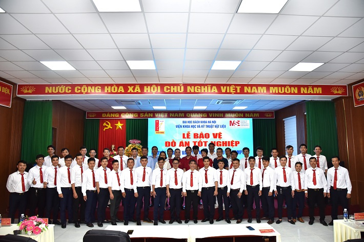 Chụp hình lưu niệm sau khi hoàn thành buổi lễ bảo vệ đồ án tốt nghiệp