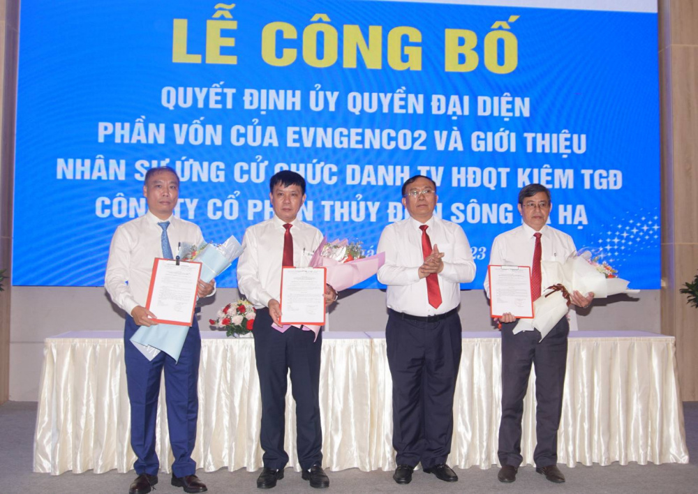 Trao quyết định ủy quyền vốn của EVNGENCO2 tại Thủy điện Sông Ba Hạ