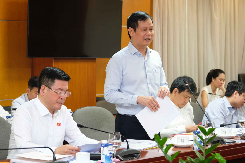 Cục trưởng Cục Điện lực và Năng lượng tái tạo Hoàng Tiến Dũng báo cáo về các dự án điện khí trong Quy hoạch điện VIII