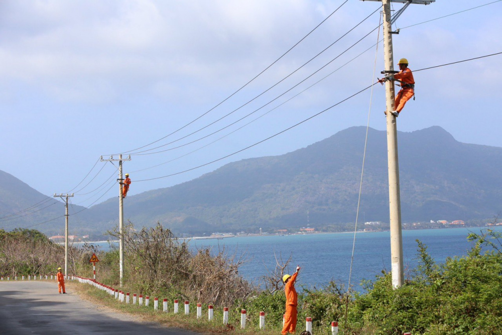 Điện lực huyện Côn Đảo kiểm tra, bảo trì đường dây lưới điện
