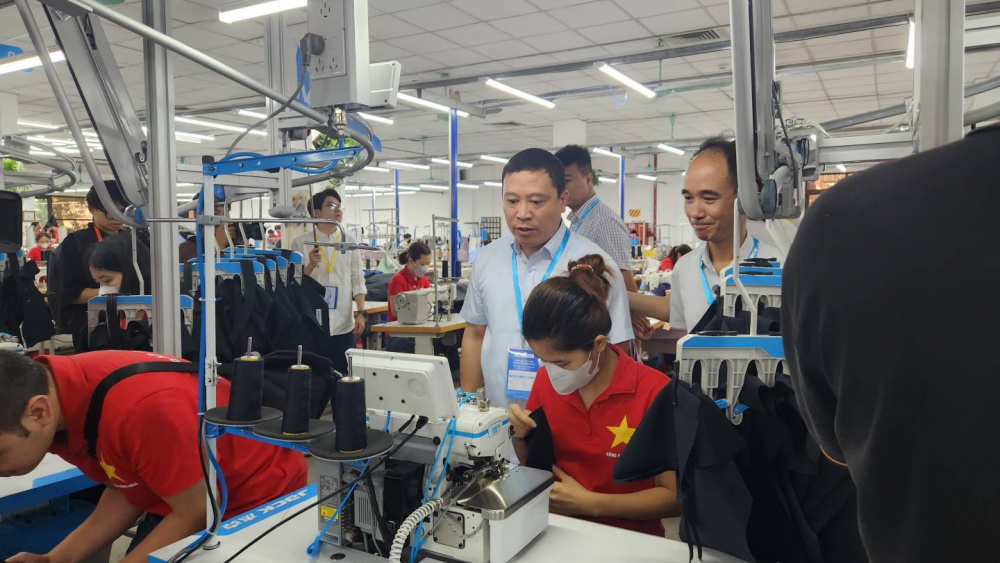 công nhân May 10 trải nghiệm sản phẩm máy may công nghệ mới của Jack