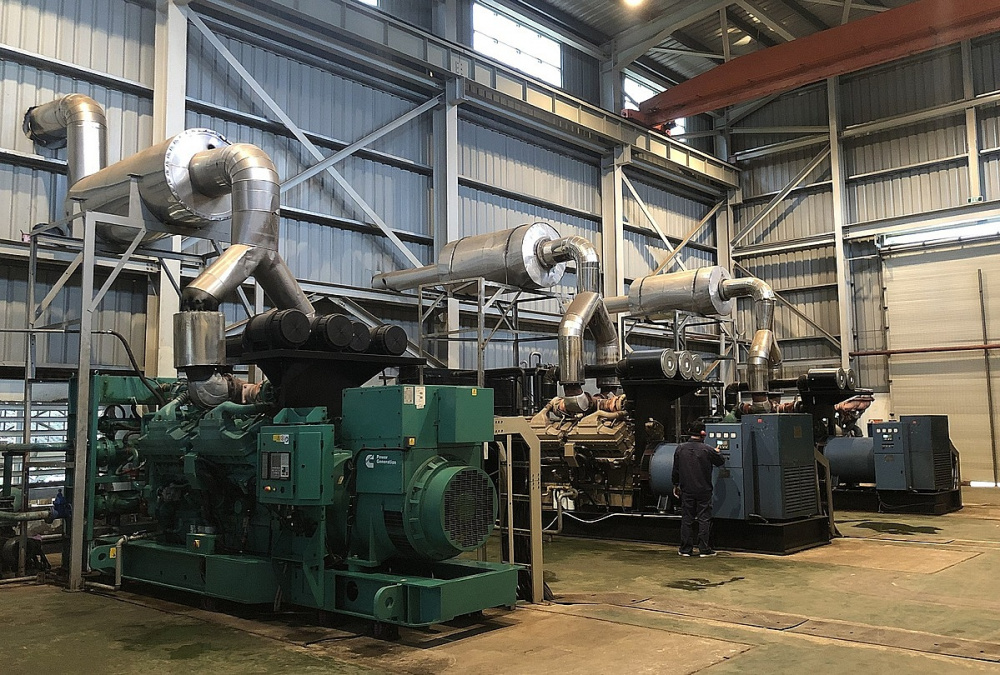 Huyện Côn Đảo hiện được cấp điện từ 9 tổ máy phát điện diesel với tổng công suất 11,82MW; trong đó công suất khả dụng là 9,7MW. Những tổ máy điện diesel trên huyện Côn Đảo luôn phải hoạt động trên 22 giờ mỗi ngày - Ảnh: Thành Trung.