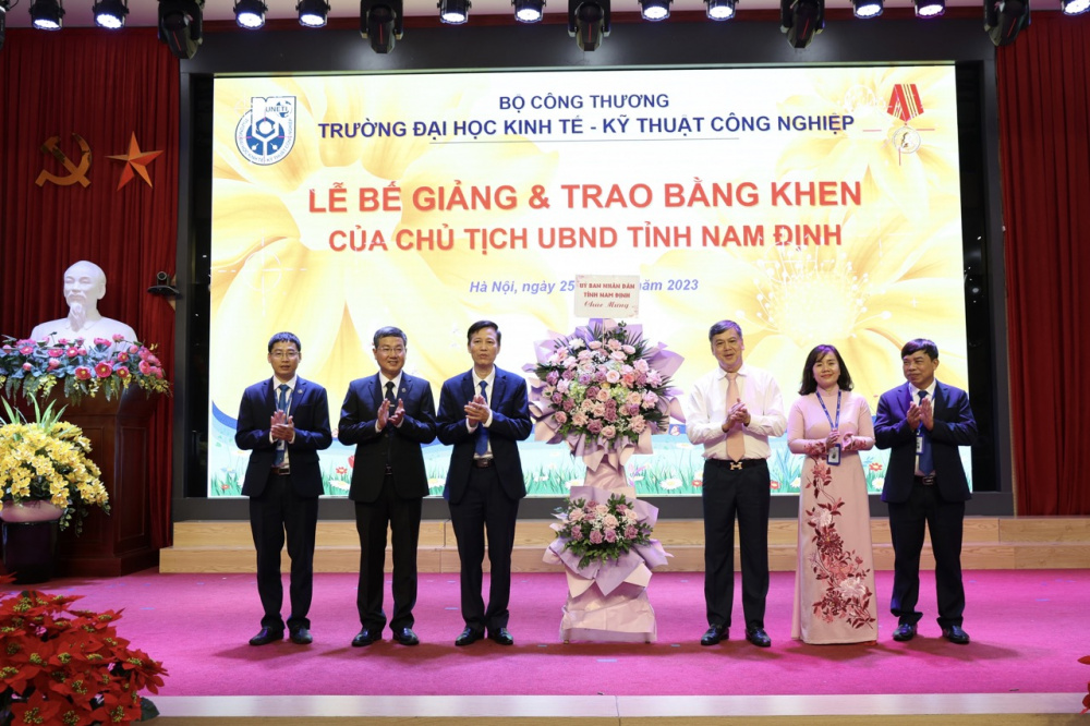 Trường Đại học Cwin.com giải trí hiện đại - Kỹ thuật Tải về ứng dụng CWIN05 ngay hôm nay