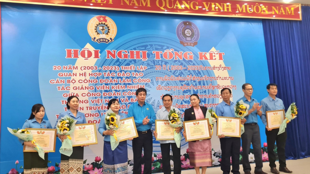 CĐCT trao bằng khen cho Lào