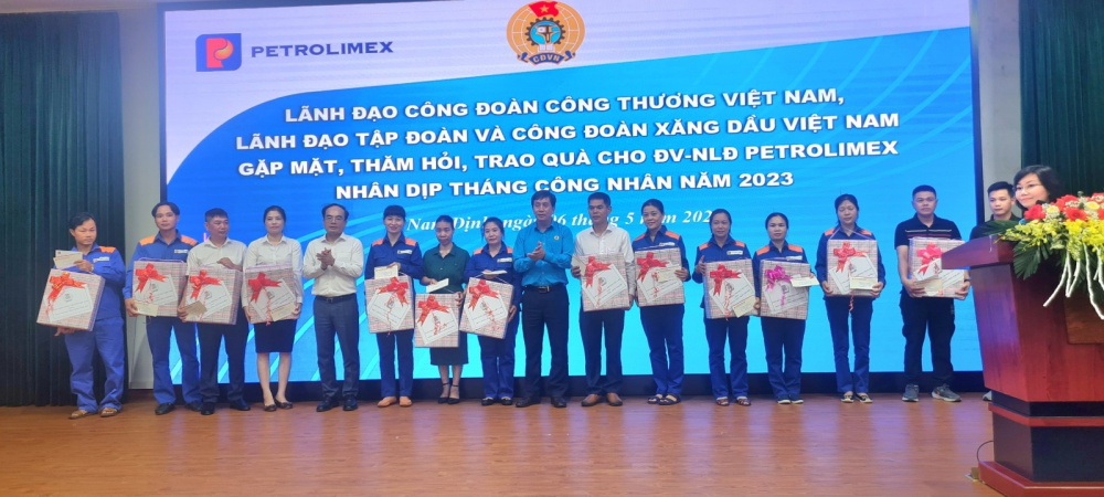 Tặng quà NLĐ nghèo Công đoàn Xăng dầu