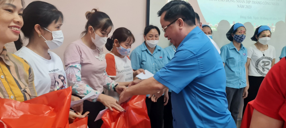 Tặng quà NLĐ Công ty Giầy Hồng Bảo