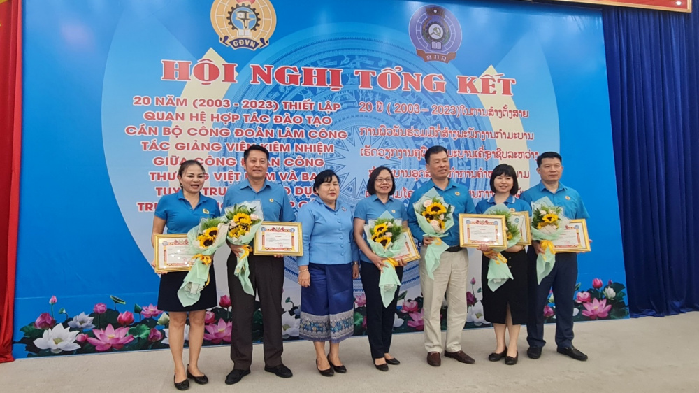 Lào trao Bằng khen cho CĐCT