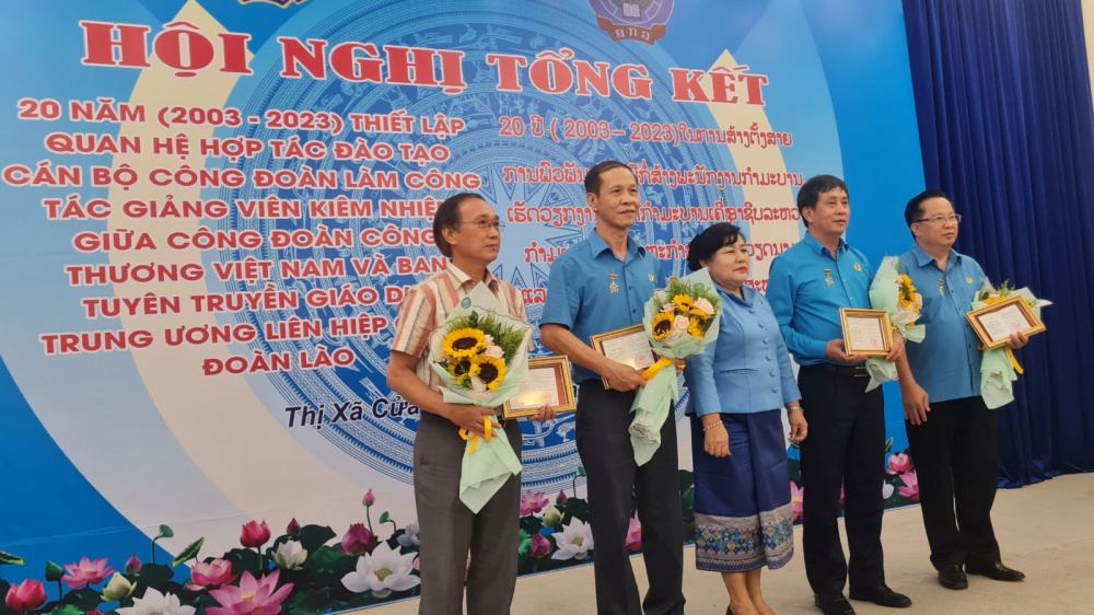 Lào trao KNC cho lãnh đạo CĐCT