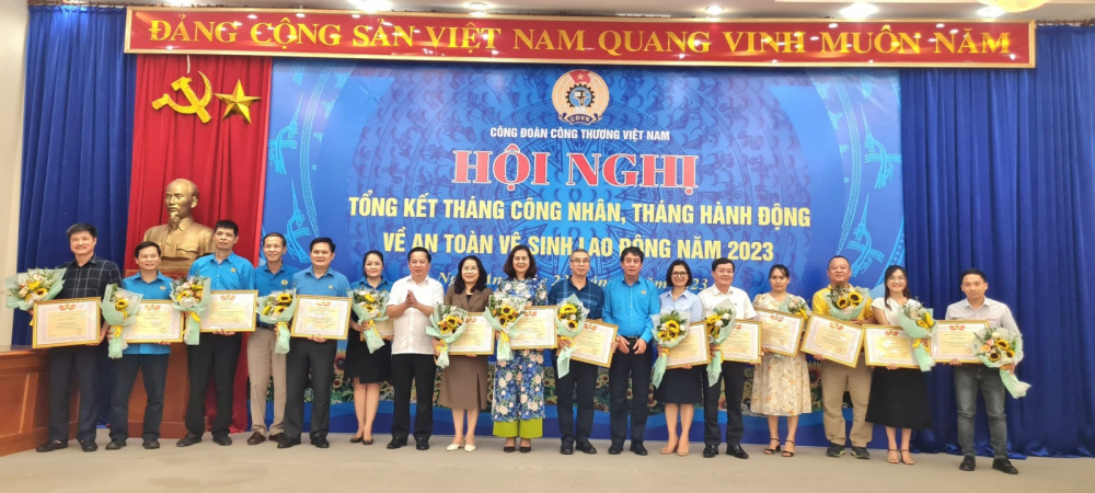 33 đơn vị dược khen thưởng vì có thành tích xuất sắc trong Tháng Công nhân