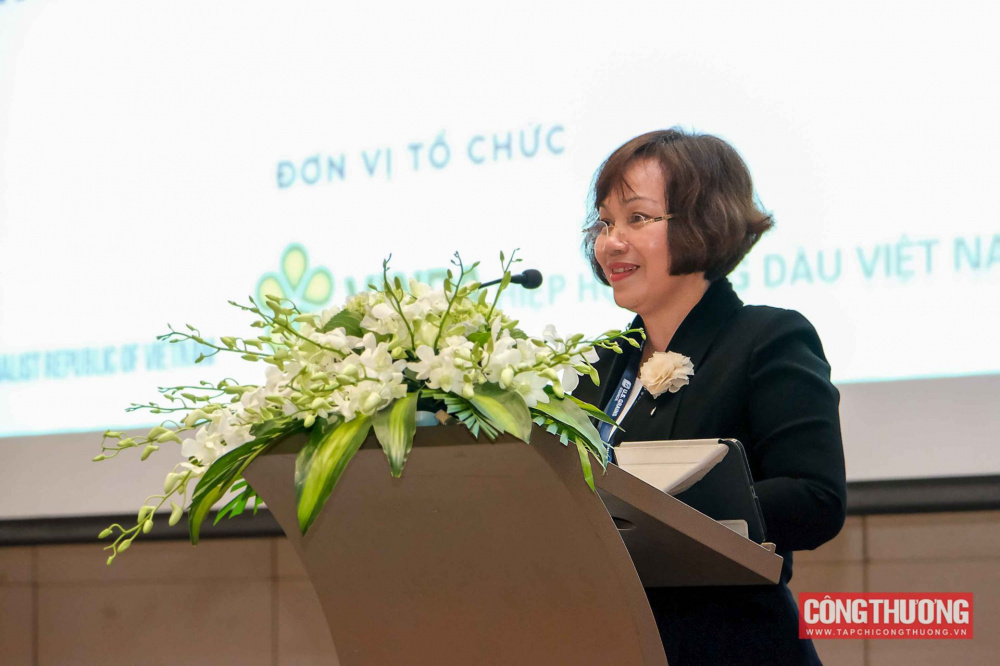 Bà Lê Việt Nga - Phó Vụ trưởng Vụ Thị trường trong nước phát biểu khai mạc Diễn đàn