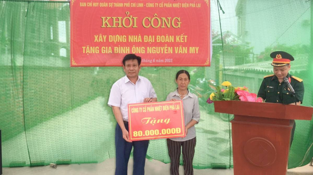 hình ảnh bàn giao kinh phí hỗ trợ nhà Đại đoàn kết
