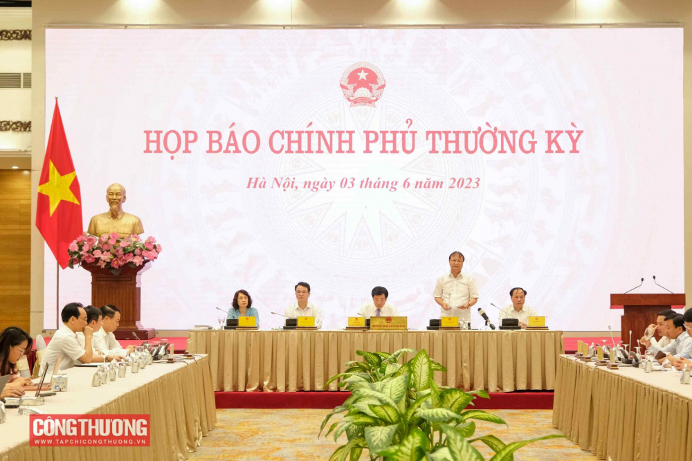 Thứ trưởng Đỗ Thắng Hải - Người phát ngôn Cwin63 sân chơi đỉnh cao trả lời câu hỏi của phóng viên liên quan đến việc đảm bảo cung ứng điện và xử lý vướng mắc của các dự án điện gió, điên mặt trời chuyển tiếp