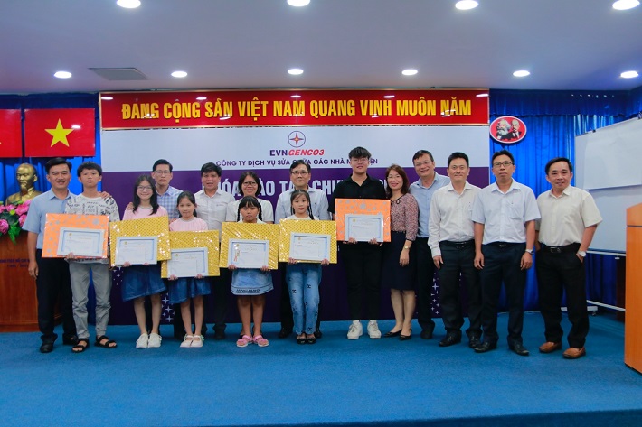Đại diện Lãnh đạo và BCH Công đoàn Công ty trao giải và chụp hình lưu niệm cùng các bé đạt giải
