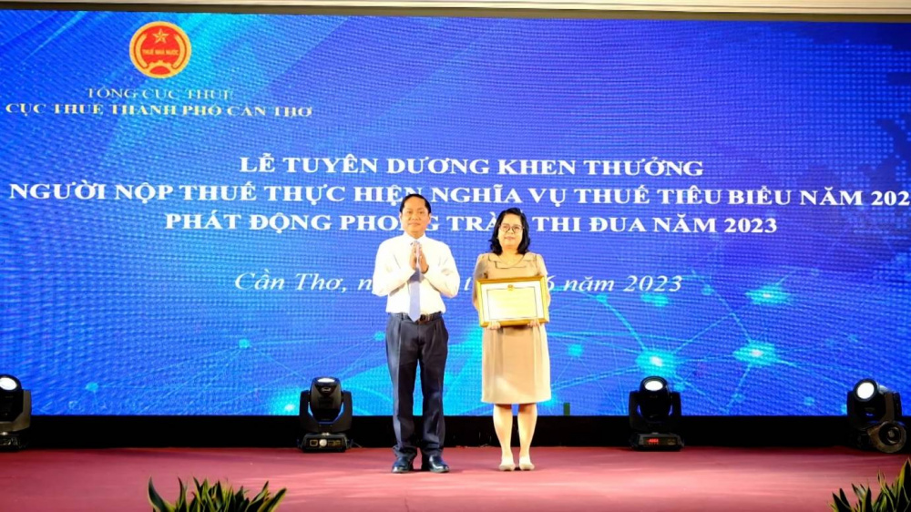 Đại diện EVNGENCO2 nhận Bằng khen về thành tích nộp thuế năm 2022