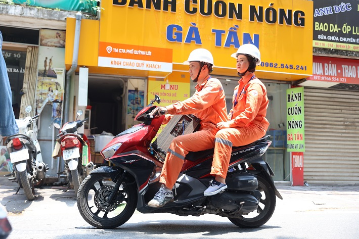 công nhân Tổng công ty Điện lực thành phố Hà Nội